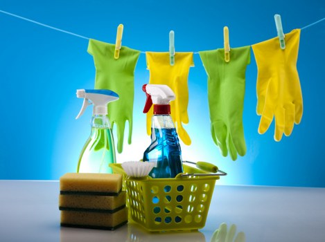 Professional deep cleaning work using safe methods and proper posture